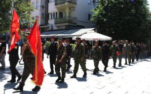 UÇK GAZİLERİ PRİŞTİNE MEYDANINDA SAVAŞ ÜNİFORMALARIYLA YÜRÜYÜŞ YAPTI