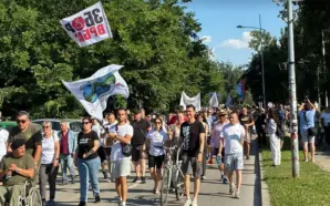 SIRBİSTAN’DA HÜKÜMET KARŞITI PROTESTO: BİNLERCE KİŞİ ERKEN SEÇİM İSTEDİ