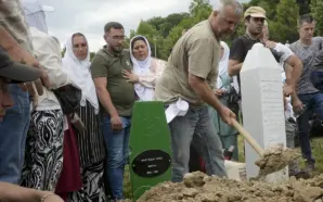 SREBRENİTSA SOYKIRIMI’NIN 10 KURBANI DAHA DEFNEDİLDİ