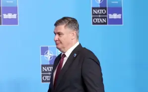 HIRVATİSTAN CUMHURBAŞKANI NATO ZİRVESİ’NDE SIRBİSTAN’A GÖNDERME YAPTI: UMARIM TEKERLEKİ UÇAK&hellip;