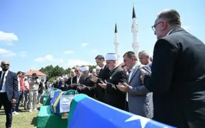 KOZARAC’TA TOPLU CENAZE NAMAZI: PRİJEDORLU BEŞ KURBAN, OTUZ YILI AŞKIN&hellip;