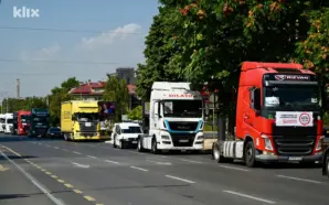 SARAYBOSNA’DA TAŞIMACILARDAN PROTESTO KONVOYU: “AB BİZE YASA DIŞI GÖÇMEN MUAMELESİ&hellip;