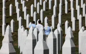 SARAYBOSNA ÜNİVERSİTESİ ENSTİTÜSÜ, SIRBİSTAN’IN SAVAŞ SUÇLUSU MLADİĆ’İ EN YÜKSEK TÖRENLE&hellip;