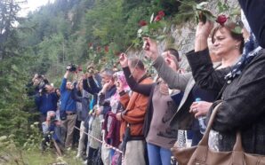 ORTA BOSNA’DAKİ KORIĆANI KAYALIKLARI’NDA 200’DEN FAZLA KAMP TUTSAĞININ KURŞUNA DİZİLMESİNİN&hellip;