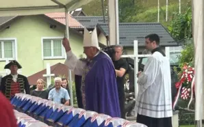 HIRVATİSTAN’DA, SLOVENYA’DAKİ TOPLU MEZARLARDAN ÇIKARILAN 500 KURBAN TOPRAĞA VERİLDİ