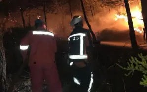 ARNAVUTLUK’UN KRUJA KENTİNDE DRAMATİK GECE: YANGIN KONTROL ALTINA ALINDI, SÖNDÜRME&hellip;
