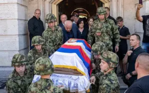 AVRUPA KOMİSYONU SAVAŞ SUÇLUSU MLADİÇ’İN DEVLET TÖRENİYLE DEFNEDİLMESİNİ GÖRMEZDEN GELDİ