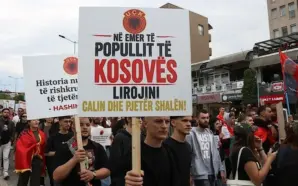 KOSOVA’DA ÖĞRENCİLER, ESKİ UÇK LİDERLERİNE VERİLEN CEZALARA KARŞI YÜRÜDÜ