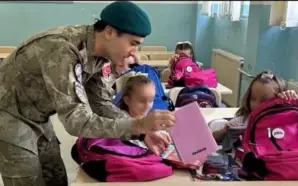 KOSOVA’DAKİ TÜRK KFOR ASKERLERİNDEN ÖĞRENCİLERE EĞİTİM DESTEĞİ