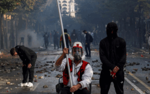 TİRAN’DA ÖĞRENCİLERDEN EMEKLİLERE ORTAK PROTESTO: GEÇİM SIKINTISI, YOLSUZLUK VE LİYAKATSİZLİK
