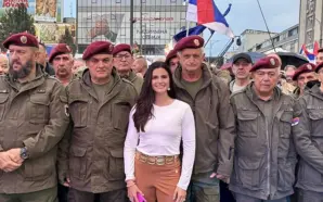 ABD’Lİ TARTIŞMALI SİYASETÇİ VUÇİÇ’E DESTEK İÇİN SIRBİSTAN’A GELDİ, SAVAŞ GAZİLERİYLE&hellip;