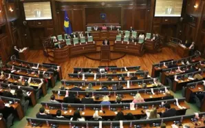 KOSOVA’DA MECLİS, KADINA YÖNELİK ŞİDDETİ VE KURUMLARIN İHMALLERİNİ GÖRÜŞTÜ
